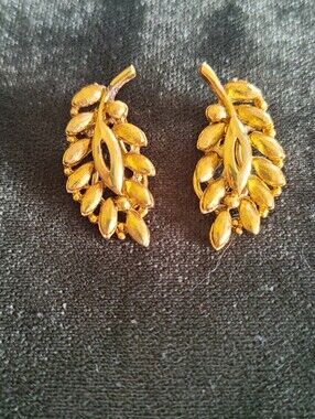 Vintage Gold Tone Leaf Motif Clip On Earrings